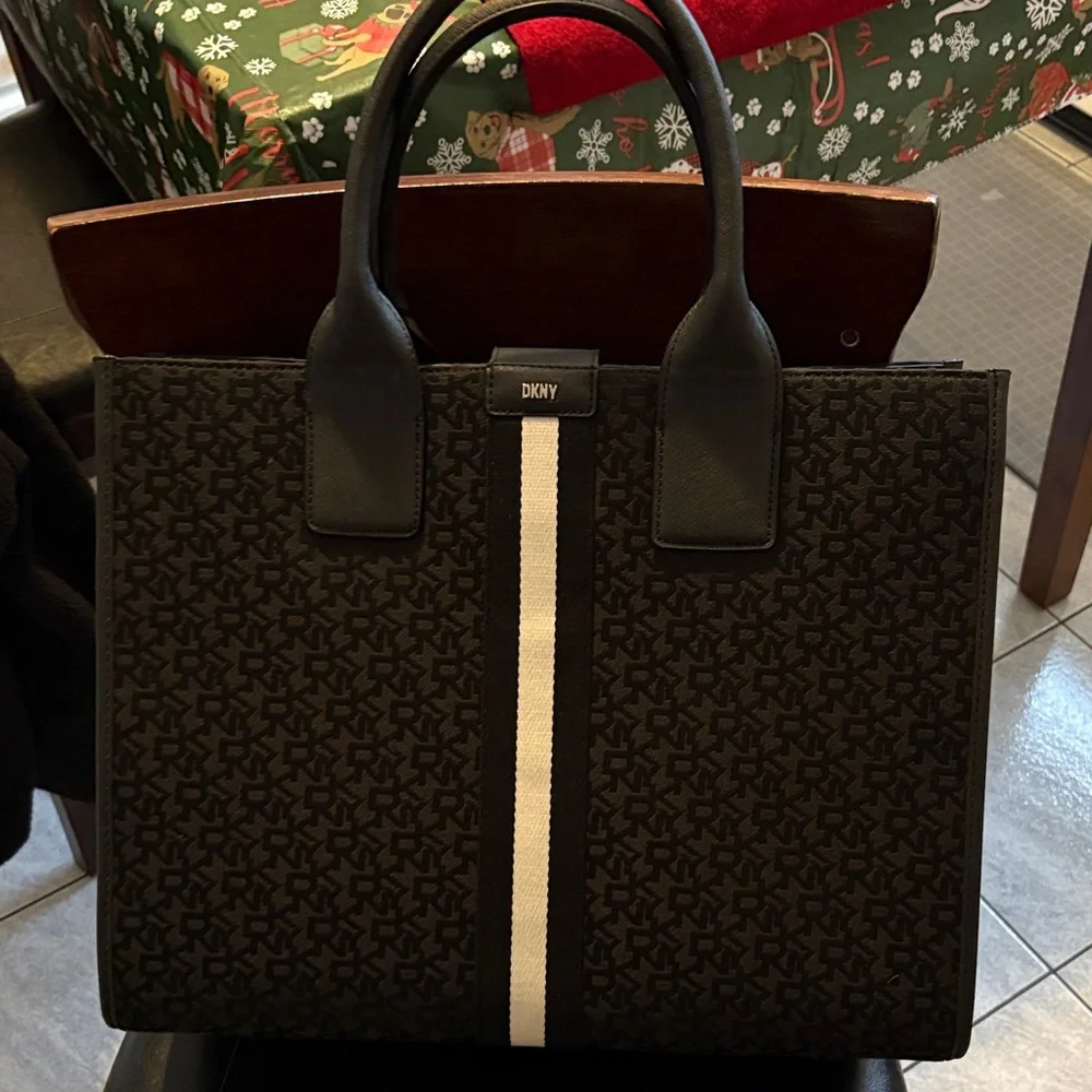 DKNY Black and White tote Bag with tags new never used immaculate